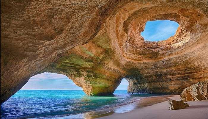 Hang động ở vùng Algarve, Bồ Đào Nha. Vì khu vực Algarve nằm sát bờ biển, nước và gió biển sẽ 'đào khoét' các phiến đá và tạo nên những hang động tuyệt vời. Hang động ở Algarve nổi tiếng với vẻ đẹp như tranh vẽ của mình