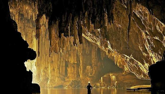 Hang Tham Lod, Thái Lan. Nằm ở khu vực phía Bắc Thái Lan, hang Tham Lod thực sự hùng vĩ với những dòng nước trong lành từ con sông Nam Lang. Ngoài ra còn có rất nhiều dơi sống tại đây. Bạn có thể lênh đênh trên dòng nước để khám phá sự kỳ thú nơi này