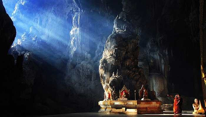 Hang Kyaut Sae, Myanmar. Đây từng là nơi Quốc vương Myanmar lẩn trốn kẻ thù xâm lược từ Mông Cổ. Hiện nay, một đền thờ được lập ra ngay cửa vào của hang động biến nơi này không những trở thành khu du lịch văn hóa mà còn là nơi sinh hoạt của các tín đồ Phật giáo Myanmar