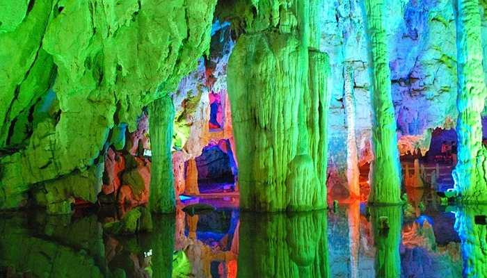 Hang Reed Flute, Trung Quốc. Đây là một hang đá vôi tự nhiên với những ánh sáng tuyệt đẹp. Nó được hình thành từ khoảng 180 triệu năm trước. 