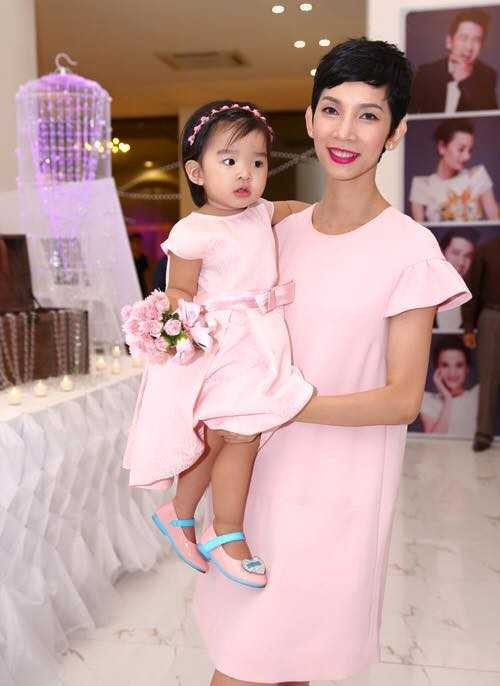 Xuân Lan tiết lộ có con với David Beckham: Vào đầu năm 2014, Xuân Lan viết một status dài trong đó cô thể hiện tình yêu với David Beckham và gọi cựu danh thủ bóng đá này là cha của con gái cô. Hầu hết công chúng đều nhận ra đầy là trò đùa của giám khảo Vietnam's Next Top Model nhưng sự việc cũng gây ầm ỹ trên truyền thông.