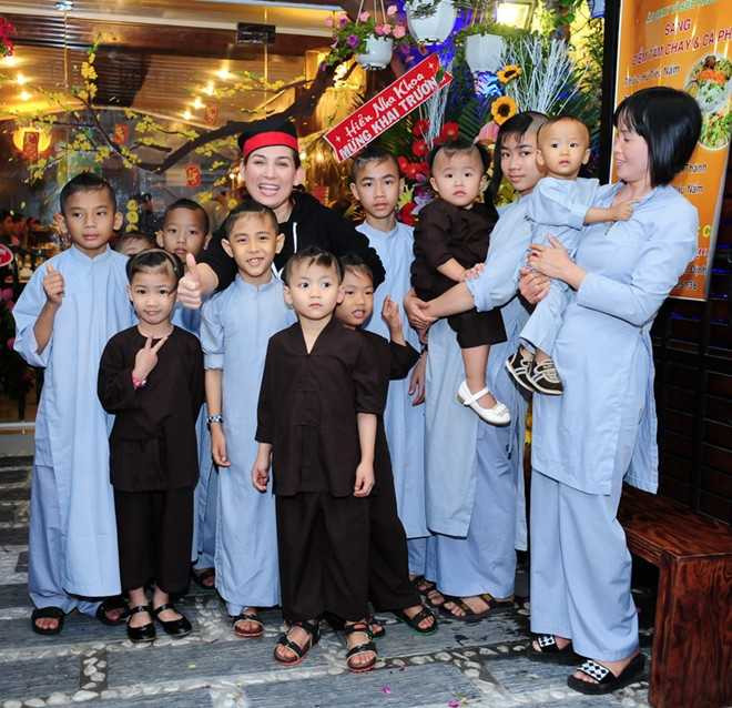 Hiện, nữ ca sĩ nuôi 18 bé từ sơ sinh đến khoảng 10 tuổi. Cô sẽ cấp dưỡng đến khi các bé tròn 18 tuổi. Phi Nhung cũng tiết lộ cô không dám tiến xa hơn với bất kỳ người đàn ông nào vì khó có ai chấp nhận chăm bẵm cả 18 bé cùng cô.