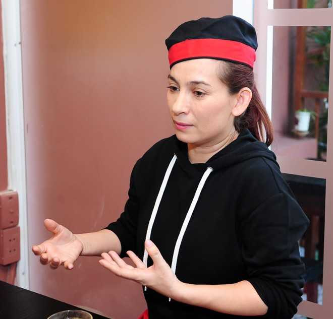 Từ khi có các con, những khi không đi diễn sáng cô lái xe lên thăm, đón các con đi học về, cho ăn uống và chăm lo việc học tập, tối về lại Sài Gòn. 