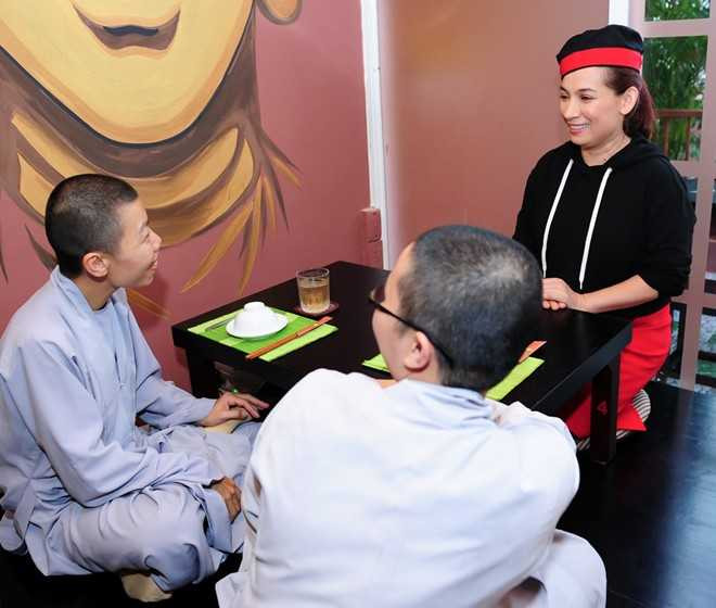 Phi Nhung chia sẻ, mỗi khi cô bận đi diễn, sư phụ và 3 vị sư cô ở chùa thay nhau chăm sóc các bé rất chu đáo, nên phần nào cô cũng an tâm.