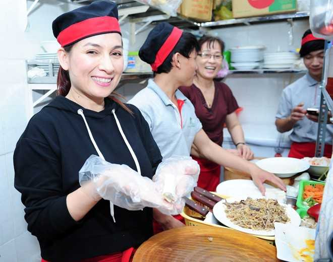 ￼ Tại buổi khai trương quán chay, nữ ca sĩ trực tiếp vào bếp làm đồ ăn đãi khách.