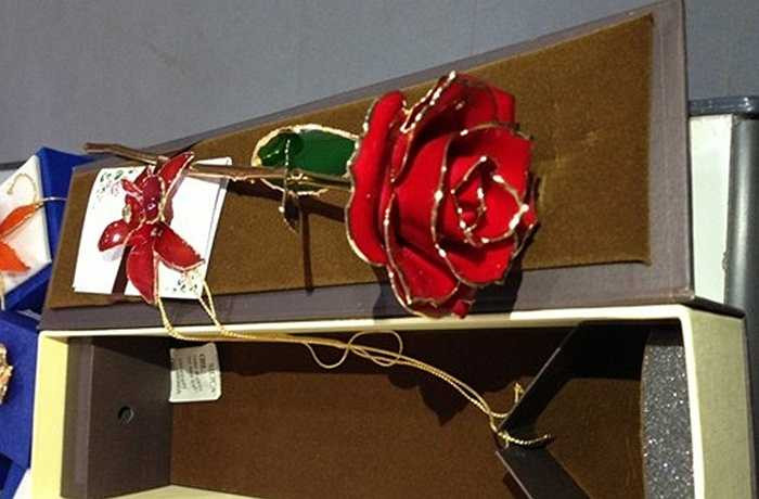 Ngoài các loại hồng mạ vàng viền cánh thông thường, còn có thể khắc các dòng chữ như 'I love you' 'yêu em', 'Be my vanlentine'… lên lớp sơn mài phủ bên ngoài cánh hoa