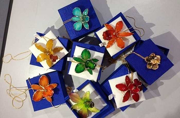 Các sản phẩm dát vàng 24k như dây chuyền hoa lan hay khuyên tai bông lúa là những món quà độc đáo được giới trẻ lùng mua dịp lễ tình nhân năm nay