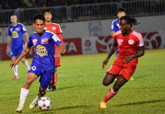 Nỗ lực đi bóng của Hoàng Thiên