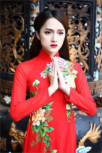 Hương Giang Idol đẹp nền nã trong tà áo dài truyền thống.