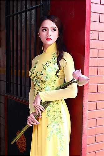 Làn da trắng như sứ của Hương Giang Idol khiến nhiều cô gái phải ghen tỵ. 