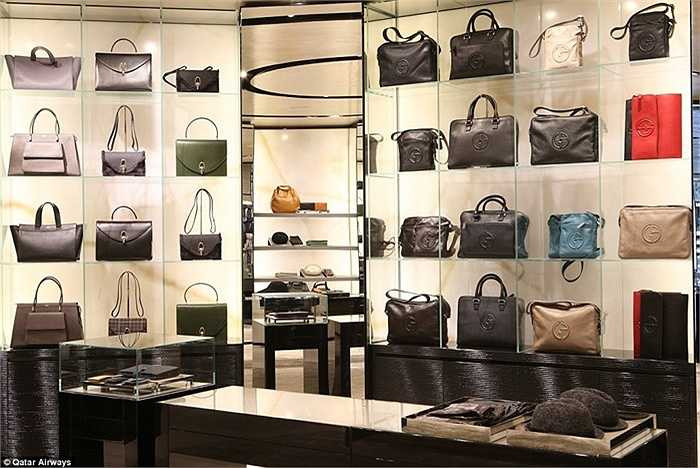 Bên trong sân bay còn có quầy bán các sản phẩm miễn thuế hoặc đồ xa xỉ.