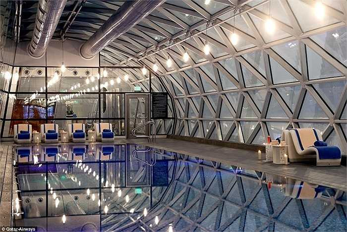 Hành khách tới đây có thể nghỉ trong 2 khách sạn được xây dựng ngay trong sân bay. Trong 2 khách sạn có 200 phòng và bể bơi