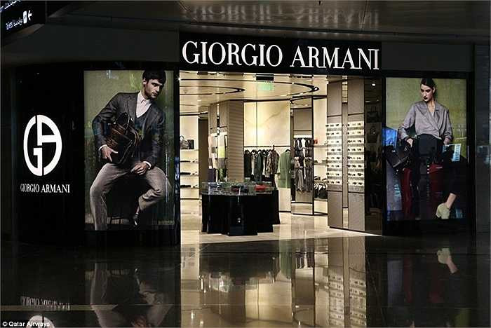 Các gian bán hàng hiệu của Giorgio Armani , Harrod's, Hermes và Chanel bên trong sân bay.