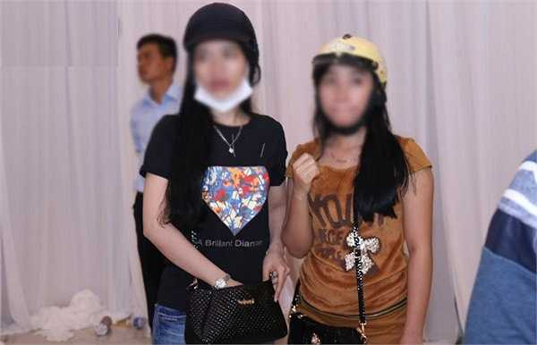 Trong thời gian tổ chức tại nhà hàng lớn nhất Kiên Giang, có khá nhiều khách không mời kéo đến với hy vọng được ngắm trực tiếp cô dâu – chú rể nổi tiếng, việc này gây ra sự lộn xộn, thiếu chỗ ngồi cho những khách được mời.