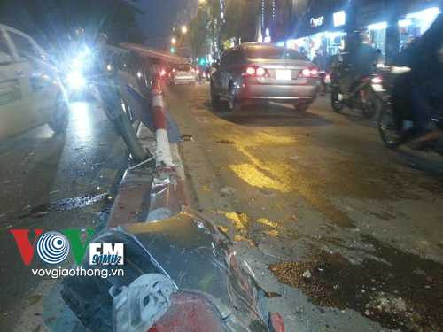 Hà Nội: Ô tô húc nát dải phân cách, giao thông hỗn loạn