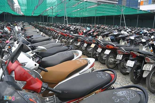 Do thời gian phương tiện lưu cữu tại các bãi xe này đã lâu nên nhiều xe bụi bám thành từng lớp. Hệ thống giảm xóc, vành – nan hoa hoen gỉ, phai nhạt màu sơn. Nhiều bộ phận khác hư hỏng theo thời gian. (Theo Zing)