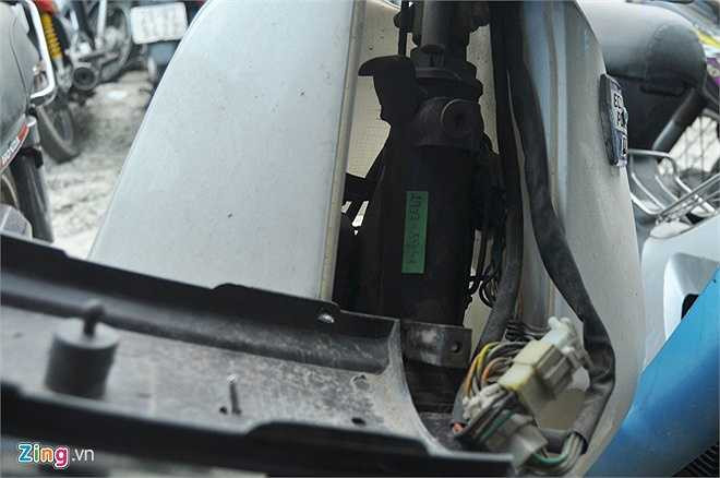 Nhiều loại xe máy phổ biến của 'tổ lái' như Dream, Wave, Sirius... xếp kín chỗ. Một số xe đã bị đục số khung, số máy. Lực lượng chức năng phải sử dụng tới các biện pháp nghiệp vụ để xác định lại và dán trên khung xe làm ký hiệu nhận dạng. (Theo Zing)