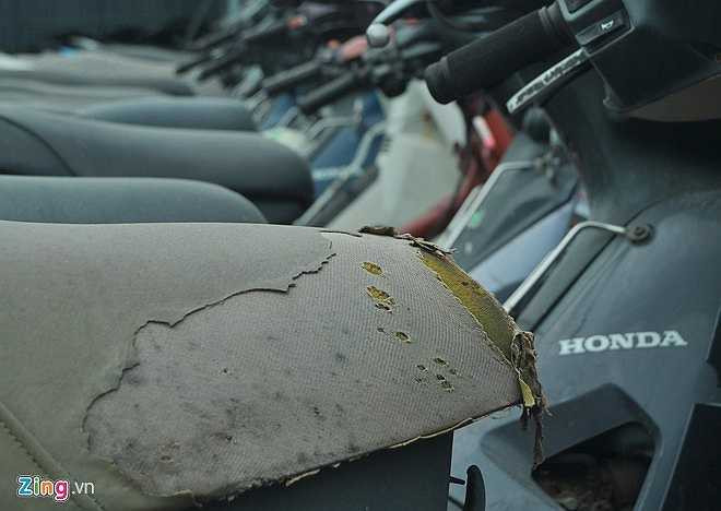 Yên ngồi trước một xe tay ga bị hư hỏng do mưa, nắng. (Theo Zing)