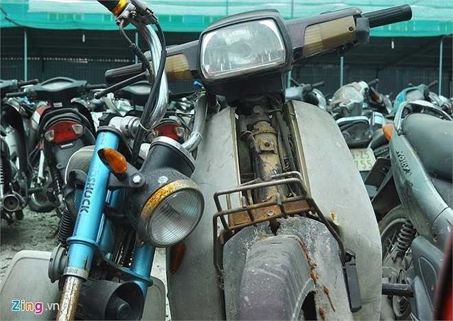 Một chiếc xe Dream bị hoen gỉ, hư hỏng nhiều bộ phận không thể sử dụng lại. (Theo Zing)