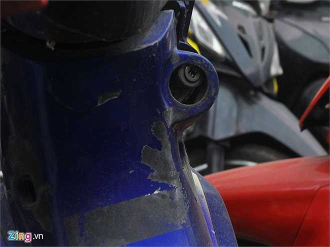 Trung tá, Nguyễn Văn Quỹ, tổ trưởng tổ xử lý vi phạm đội CSGT số 1 (Phòng CSGT Hà Nội) cho hay 3 tháng cuối năm đơn vị đã tạm giữ hơn 300 phương tiện, trong đó có hơn 20 trường hợp sử dụng giấy đăng ký giả, 5 trường hợp phương tiện trùng biển số với xe là tang chứng vật chứng tội phạm. (Theo Zing)