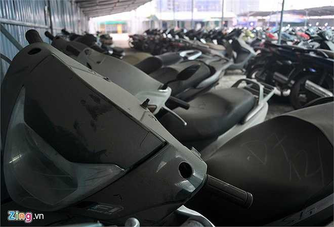 Bụi bám dày trên các bộ phận từng chiếc. (Theo Zing)