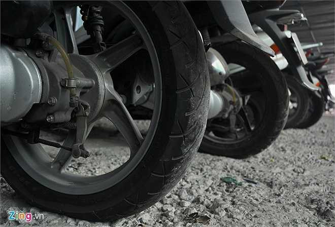  Sau một thời gian nằm dầm mưa, dãi nắng nhiều tháng các phương tiện bị xuống hơi, xẹp lốp. Vành - nan hoa các loại xe số bị hoen gỉ, bạc màu. (Theo Zing)