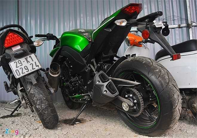 Ngoài ra, một số dòng xe phân khối lớn cũng không ai đến nhận. Trong ảnh là chiếc môtô Kawasaki Z1000 có giá hơn 500 triệu đồng chảy dầu máy sau một thời gian tạm giữ tại bãi giữ xe vi phạm. (Theo Zing)