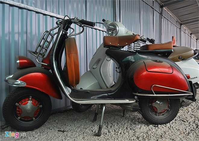 Chiếc Vespa hiếm gặp được phục chế xuất hiện bên cạnh những chiếc xe cùng hãng đời sau. (Theo Zing)