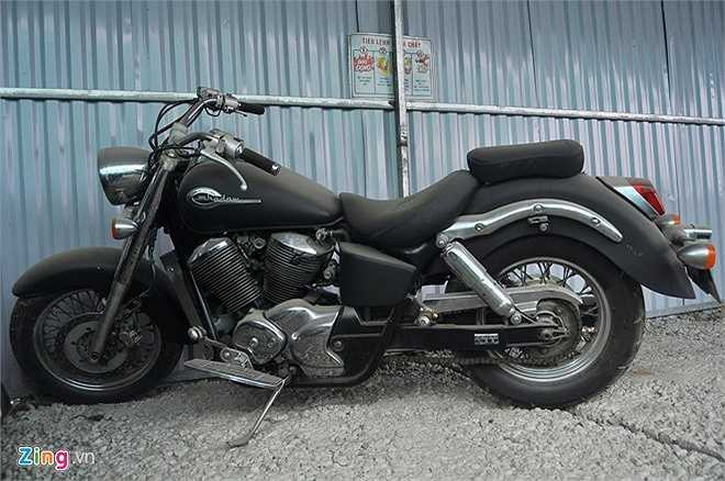 Anh Minh Hoàng, người trông trong một bãi giữ xe tư nhân cho hay, hầu hết các phương tiện bị thu giữ tập kết tại bãi đều vi phạm nhiều lỗi như không có giấy đăng ký xe, nồng độ cồn trong hơi thở vượt quá quy định, trong người có ma túy khi điều khiển xe trên đường, phương tiện không gắn biển số, không chấp hành kiểm tra về ma túy, nồng độ cồn cửa lực lượng chức năng. Trong ảnh, chiếc Honda Shadow có giá trị gần 300 triệu đồng phơi sương, dầm mưa dãi nắng khi chủ phương tiện chưa tới nộp phạt the