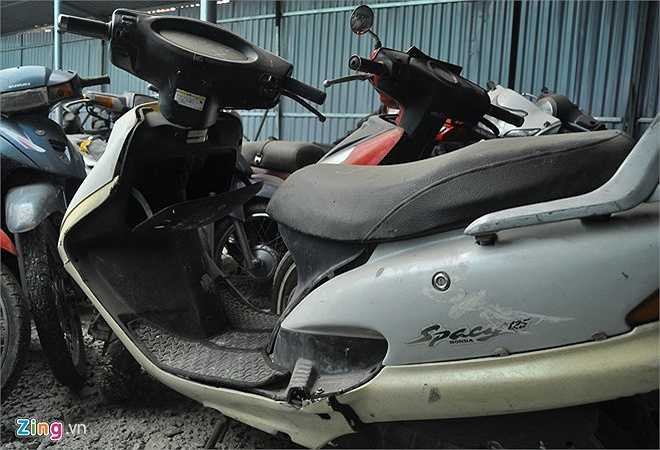 Nhiều xe Spacy những đời đầu lắp biển giả để qua mặt lực lượng chức năng, tuy nhiên vẫn bị phát hiện. (Theo Zing)