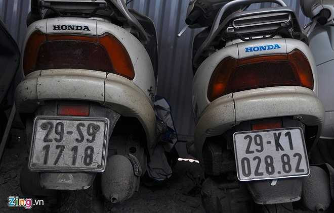 Anh Hoàng cũng cho biết, hầu hết các phương tiện đăng ký giả, biển giả đều không dám tới nộp phạt theo lịch hẹn. Những chiếc xe gắn biển giả thường là xe trộm cắp, nhập lậu. Những chiếc xe này được bán với giá thấp hơn nhiều so với giá trị thực tế chính hãng do đó khi bị lực lượng chức năng phát hiện, họ sẵn sàng bỏ không tới nộp phạt. Trong ảnh: Chiếc Spacy đời đầu lắp biển giả để qua mặt lực lượng chức năng, tuy nhiên vẫn bị phát hiện. (Theo Zing)