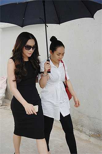 Và cô đã đổi vé máy bay từ Hà Nội về sớm hơn dự định để gặp bé Thảo, người bán kẹo kéo trong clip.