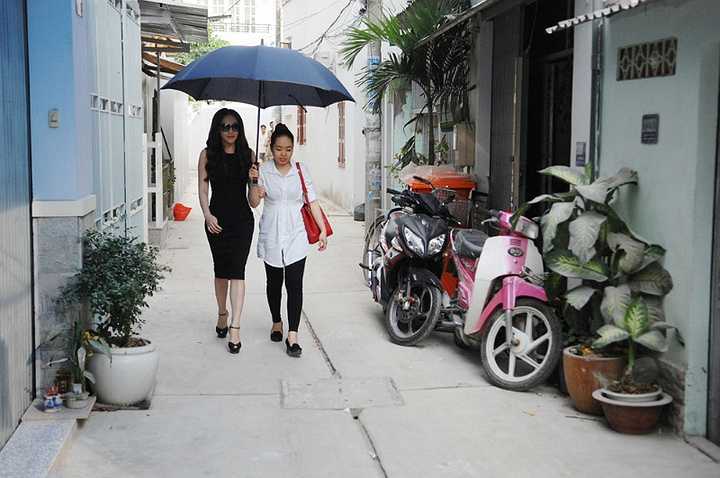 Sự xuất hiện của Hồ Quỳnh Hương khiến gia đình rất bất ngờ và không nén được xúc động.
