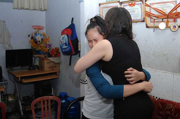 Ba bé Thảo chia sẻ: 'Gia đình rất xúc động và vô cùng bất ngờ vì sự xuất hiện của ca sĩ Hồ Quỳnh Hương, đây là một điều mà chưa bao giờ gia đình dám nghĩ đến. Chúng tôi vô cùng trân trọng tình cảm của ca sĩ Hồ Quỳnh Hương dành cho gia đình'