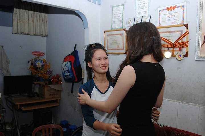 Bé Thảo đã nhiều lần rơi nước mắt khi nói về đam mê, ước mơ ca hát và sự nhọc nhằn của ba mẹ