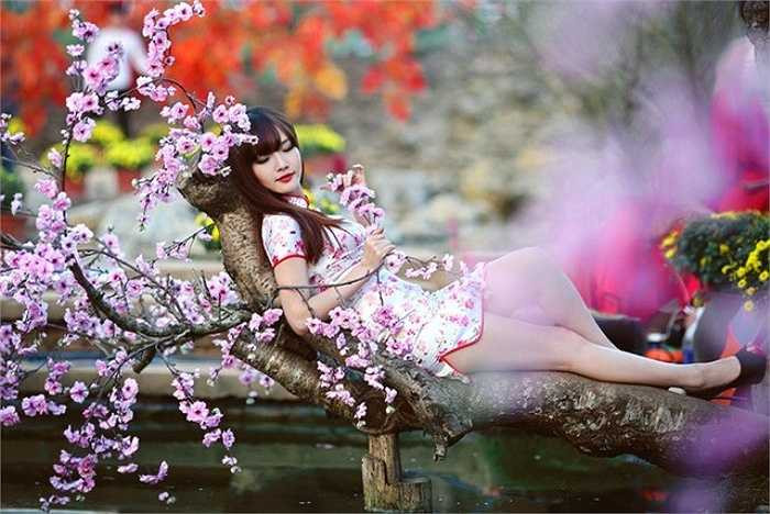 Cô cho biết: 'Nội dung MV nói về hình ảnh của một cô bé học sinh cấp III với những hoài bão của tuổi học trò đang bước đi lạc quan trên con đường của mình, cho dù bị bàn bè xa lánh, cách ly hay bố mẹ cấm đoán khi ước mơ trở thành một ca sỹ chuyên nghiêp, cô bé vẫn dấu giếm để viết nhạc trên mái nhà bí mật.