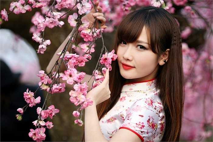 Cho dù những giọt nước mắt cứ rơi, cô bé vẫn lạc quan cầm cây đàn ghita hát véo von cùng những đứa trẻ lang thang ngoài phố. Những cái nhìn thiện cảm của những người thuộc tầng lớp xã hội thấp nhất cũng làm cho cô bé ấm lòng và xem âm nhạc là niềm sống của bản thân'.