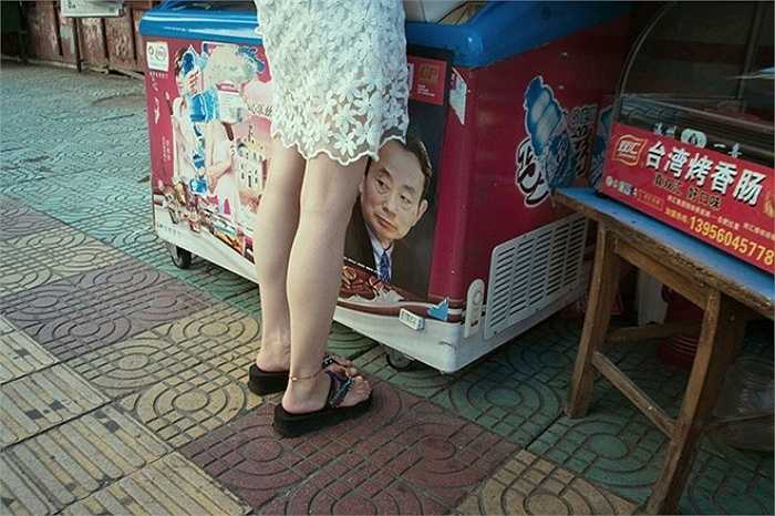 Hầu hết các bức ảnh được ghi lại trong giờ nghỉ trưa sau ca làm việc của Liu Tao.