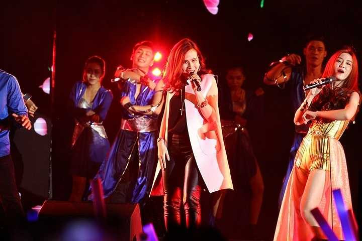 Là một trong những ca sỹ đắt show nhất hiện nay, cô luôn nhận được sự quản tâm lớn từ khán giả