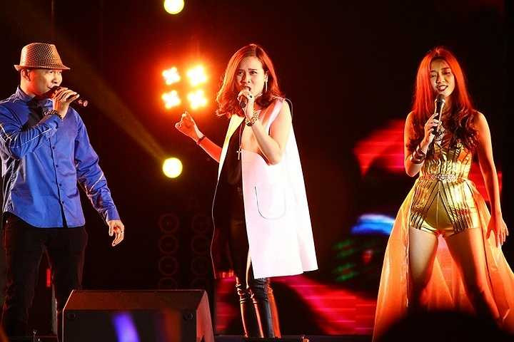 Nữ ca sỹ được mệnh danh là nữ hoàng thời trang stresstyle cũng diện trang phục vô cùng tinh tế và đẹp mắt.