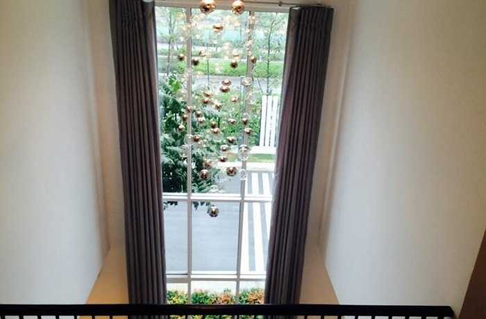 Thuật ngữ giếng trời thường đi kèm với thiết kế nội thất nhà phố, nơi mà giếng trời được xem như một công cụ để giải quyết vấn đề chiếu sáng và thông gió cho những ngôi nhà phố ngột ngạt với ba mặt bị vây kín.