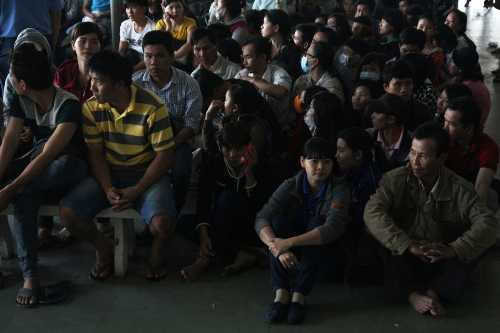 Nghìn người vật vã chờ mua vé xe tết, ra về vẫn 'trắng tay'