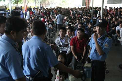 Nghìn người vật vã chờ mua vé xe tết, ra về vẫn 'trắng tay'