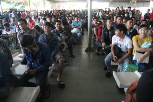 Nghìn người vật vã chờ mua vé xe tết, ra về vẫn 'trắng tay'