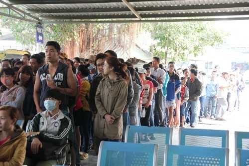 Nghìn người vật vã chờ mua vé xe tết, ra về vẫn 'trắng tay'