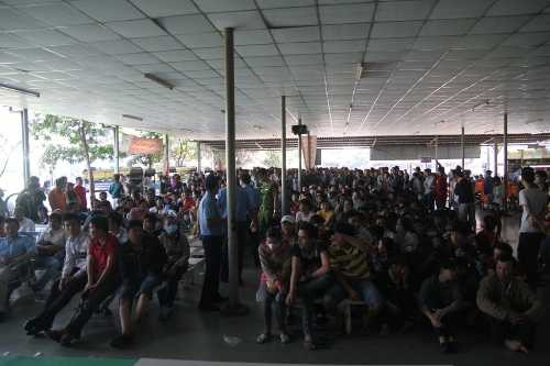 Nghìn người vật vã chờ mua vé xe tết, ra về vẫn 'trắng tay'