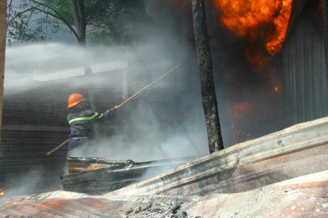 Nổ hàng trăm thùng phuy kho phế liệu, dân tháo chạy khỏi nhà