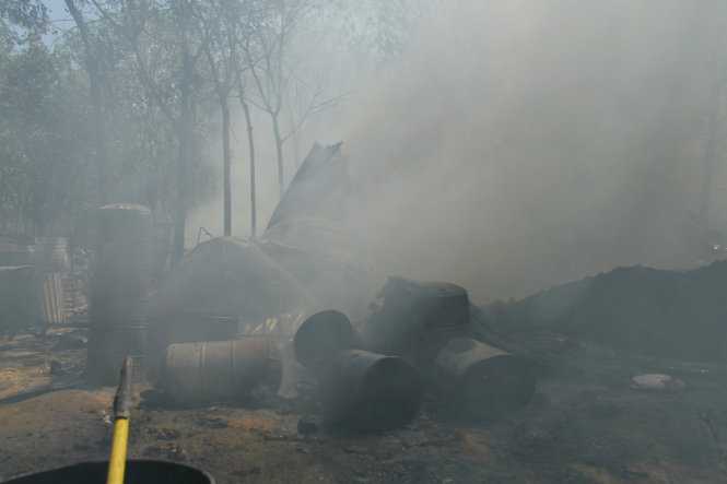 Nổ hàng trăm thùng phuy kho phế liệu, dân tháo chạy khỏi nhà