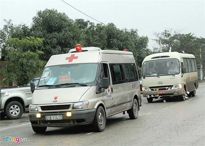 16h ngày 31/1, chiếc xe chở linh cữu trung tá Lê Hồng Quân (42 tuổi) hy sinh trong vụ rơi máy bay ở TP HCM đã về tới phường Nghi Thu, TX Cửa Lò, Nghệ An. Lái xe Phan Văn Trưng cho biết, do gia đình muốn nhanh chóng đưa di hài anh Quân về nên hai tài xế thay nhau chạy xe, không kịp nghỉ ngơi. (Theo Zing)