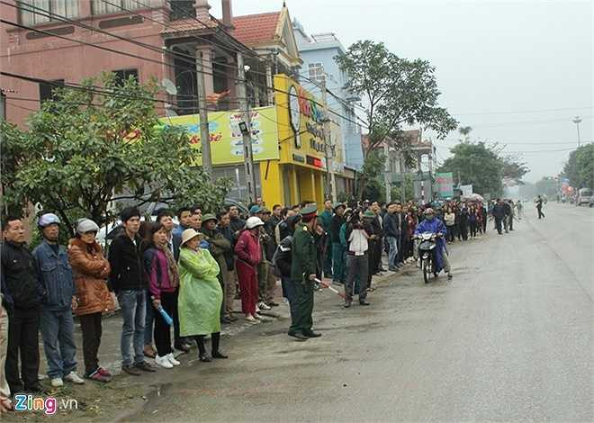 Hai bên đường, hàng trăm người dân và đồng đội của chiến sĩ Quân đứng đông nghịt đón anh về với đất mẹ. (Theo Zing)